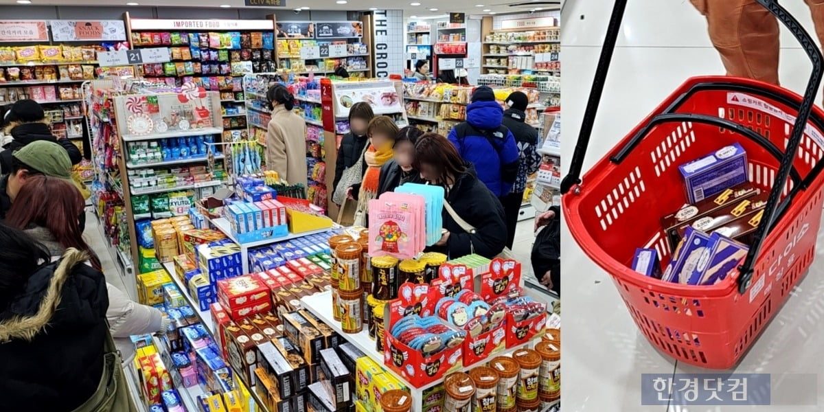 서울 시내 다이소에서 과자를 구매하는 시민들의 모습. /사진=김영리 기자