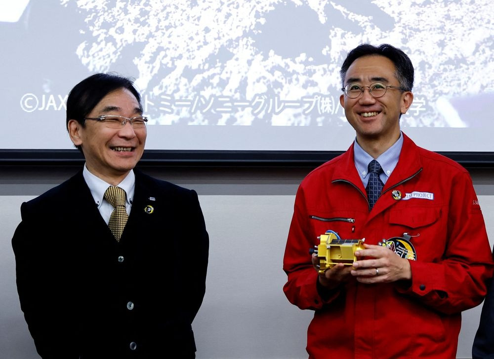 쿠니나카 히토시 JAXA 우주과학연구소장과 사카이 신이치로 JAXA 스마트 달 탐사 프로젝트 매니저가 슬림의 달 착륙 임무에 대한 기자회견 후 미소 짓고 있다. 2024년 1월25일   /사진=로이터 연합