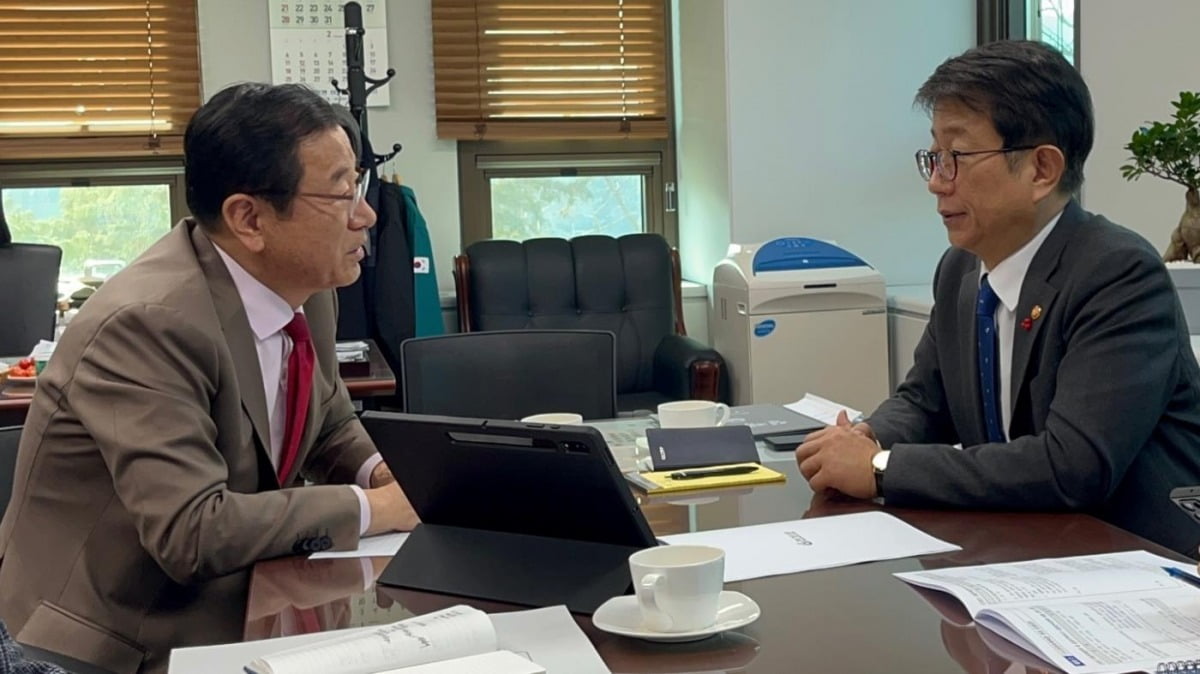 하남시는 이현재 (사진 왼쪽)시장이 지난 26일 박상우 국토교통부장관을 만나 정부의 자족도시건설 약속 이행과 지하철 개통 등 적극적인 해결책 제시를 촉구했다고 30일 밝혔다.하남시  제공