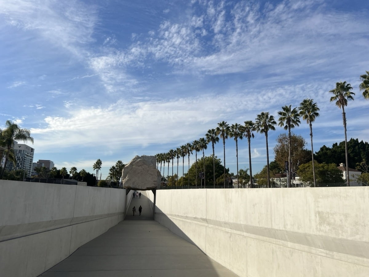 LA아트투어- LACMA 뒤뜰에 설치된 마이클 하이저의 '공중에 뜬 돌'(Levitated Mass). 