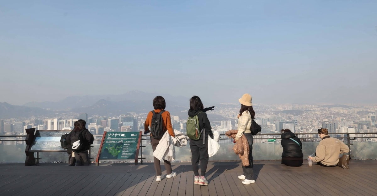 서울의 낮 기온이 영상 10도를 기록하면서 슬롯사이트 볼트 농도가 '나쁨' 수준을 보인 31일 남산서울타워에 본 서울시내 모습/김범준 기자