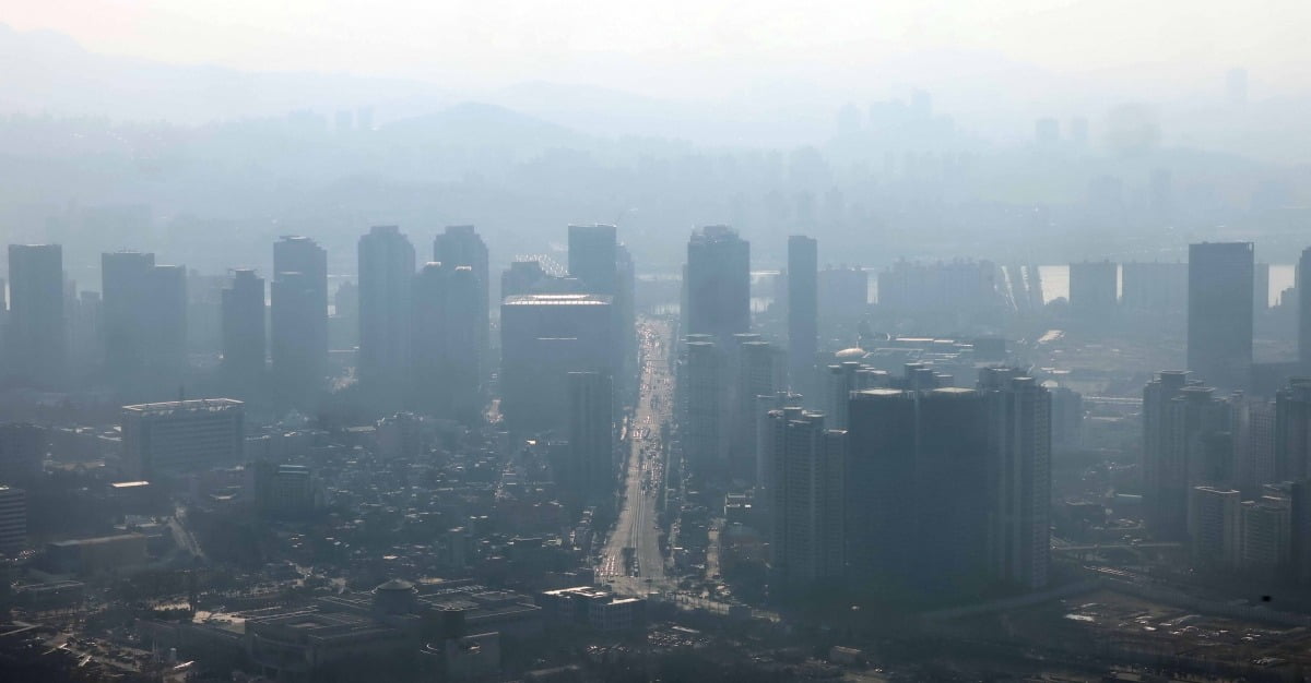 서울의 낮 기온이 영상 10도를 기록하면서 미세먼지 농도가 '나쁨' 수준을 보인 31일 남산서울타워에 본 서울시내 모습/김범준 기자