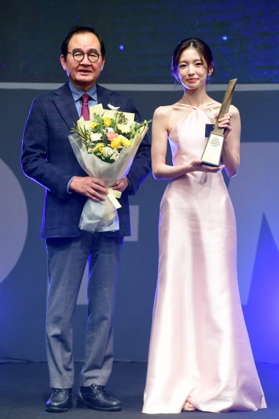 [포토] 오마이걸 아린, '2024 대한민국 퍼스트브랜드 대상' 연기돌 여자 부문 수상