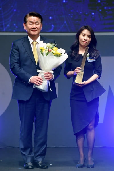 [포토] 르투아, '2024 대한민국 퍼스트브랜드 대상' 비즈니스캐주얼 여성 부문 수상