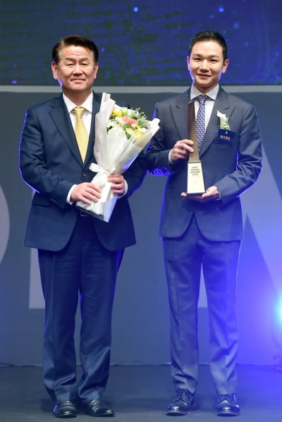 [포토] 바닐라코, '2024 대한민국 퍼스트브랜드 대상' 베이스메이크업 부문 수상