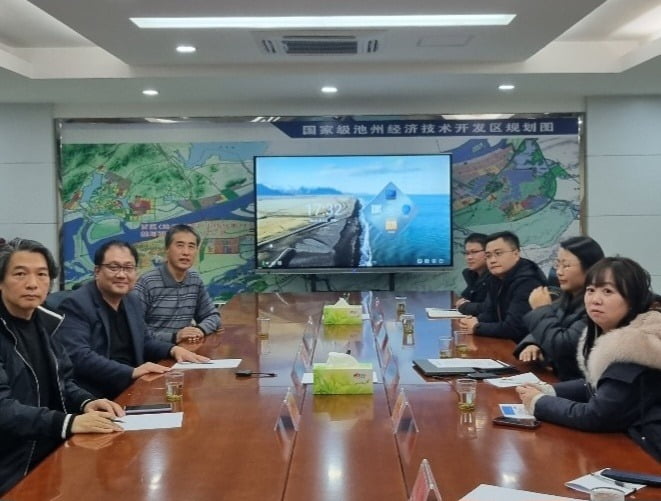 사진: 안후이성 취주시 경제개발위원회 사무실 회의 장면. 좌측 두번째 SOIVA그룹 김상용 회장 