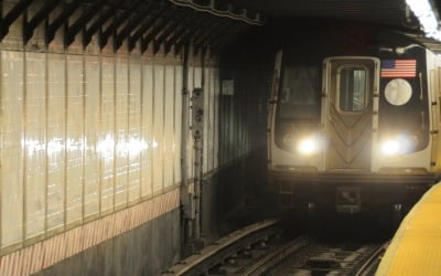 뉴욕 지하철 안에서 싸움 말리던 40대 남성, 괴한 총 맞고 사망 