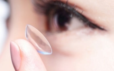 "눈 건강만 나빠지는 게 아냐"…콘택트렌즈 사용 연구 결과에 '충격'