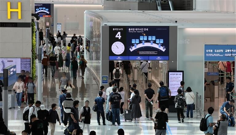 인천국제공항을 통해 해외로 떠나는 사람들로 출국장이 붐비고 있다./사진=뉴스1