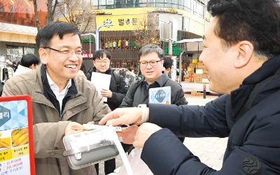 [포토] 홍대 상인 만난 최상목 부총리