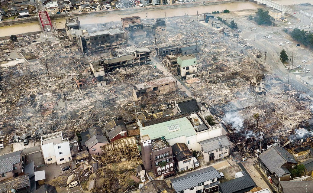 <‘최대 피해’ 와지마시, 건물 200채 전소> 지난 1일 일본 서부 이시카와현에서 규모 7.6의 강진이 발생해 2일 오후 3시30분 기준 최소 48명이 사망했다. 이날 이시카와현 와지마시에서 지진으로 건물 수십 채가 무너지며 화재가 발생했다.  AFP연합뉴스 