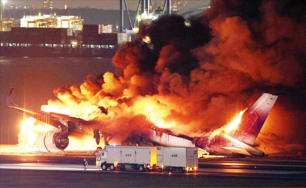 <화마에 휩싸인 JAL 항공기> 2일 도쿄 하네다공항에서 일본항공(JAL) 항공기가 일본 해상보안청 항공기와 충돌해 화재가 발생했다. 이 사고로 해양경비대원 5명이 숨졌다. 이날 오후 하네다공항 활주로에서 JAL 항공기가 화염에 휩싸여 있다.  EPA연합뉴스 