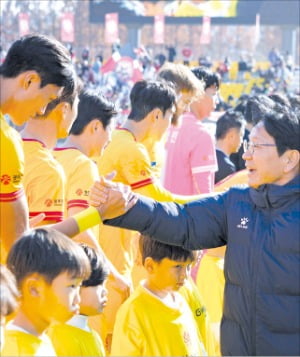 강기정 광주광역시장(오른쪽)이 지난해 12월 정규리그 3위로 아시아축구연맹(AFC) 챔피언스리그 진출을 확정 지은 광주FC 선수단을 축하하고 있다.  광주시 제공 