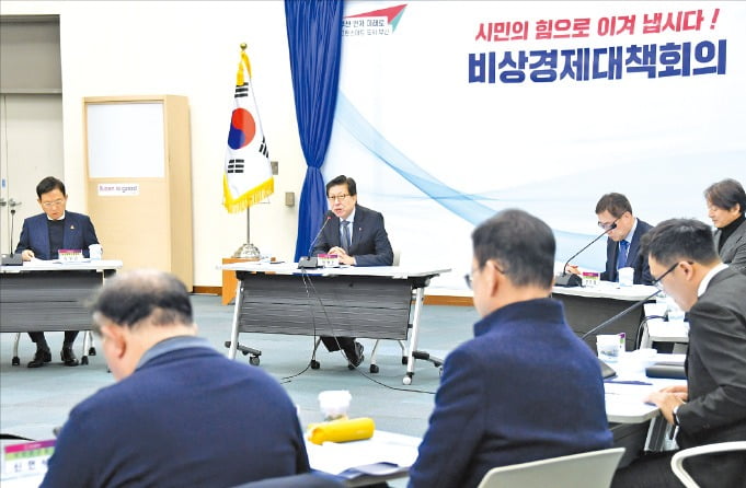 박형준 부산시장은 지난달 28일 관련 전문가와 함께 부산형 분산 에너지 활성화 방안을 발표했다.  부산시 제공 