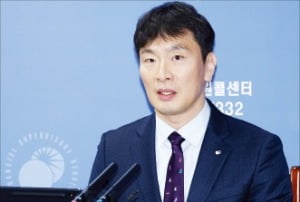 이복현 금융감독원장이 4일 서울 여의도동 금감원에서 신년 기자 간담회를 하고 있다.  강은구 기자 