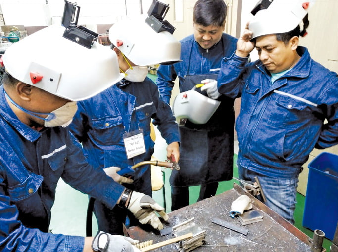 한국에서 취업하기 위해 베트남에서 온 직업 연수생들이 지방의 한 직업전문학교에서 용접 기술 교육을 받고 있다.  이정선 기자 