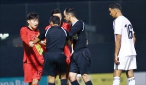 한국 축구 대표팀 선수와 이라크 대표팀 선수들이 신경전을 벌이다가 심판의 제지를 받고 있다.   대한축구협회 제공 