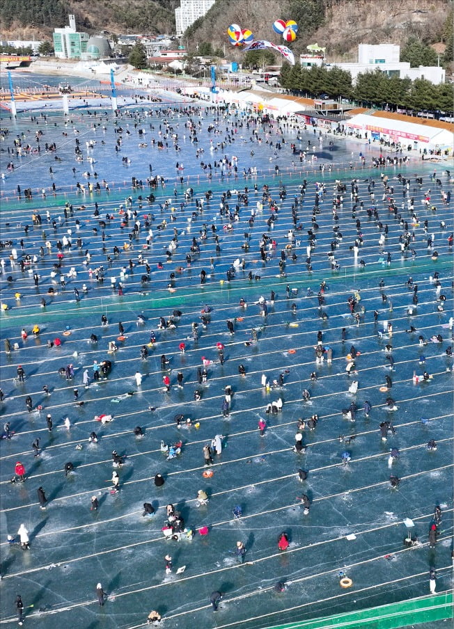 [포토] 겨울을 낚는다…무료 슬롯 사이트 산천어축제 ‘구름 인파’ 