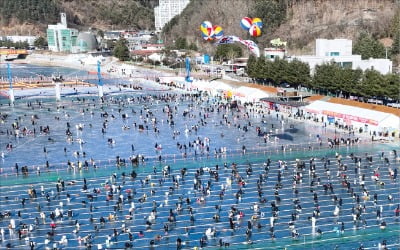  겨울을 낚는다…화천 산천어축제 ‘구름 인파’