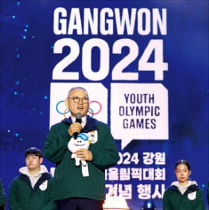 유인촌 문화체육관광부 장관이 지난해 2024 강원동계청소년올림픽 G-100 기념행사에 참석해 인사하고 있다.  뉴스1 