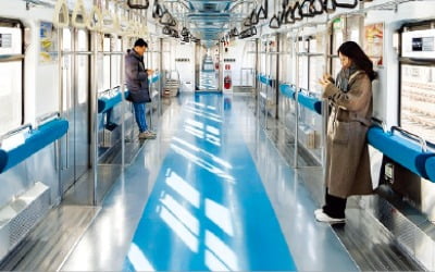 지하철 4호선 '의자 없는 칸'…오늘부터 출근시간대 운행