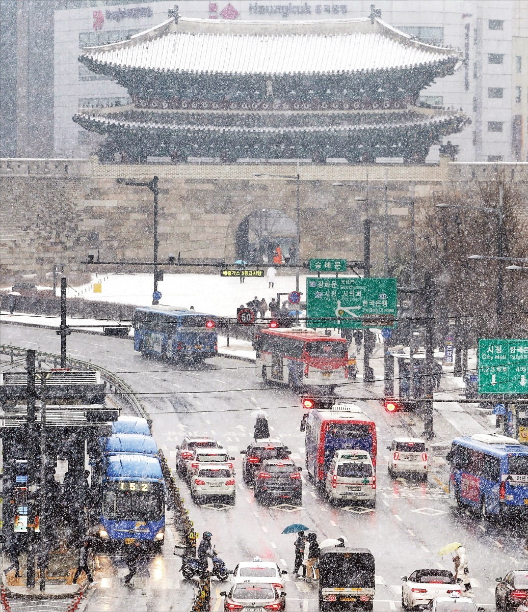 지난 9일 서울 세종대로 일대에 눈발이 휘날리고 있다. 사진=  뉴스1 