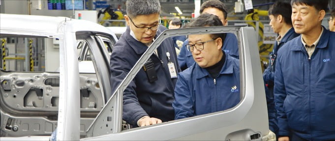 윤몽현 광주글로벌모터스(GGM) 대표(가운데)가 지난 9일 ‘무결점 품질 확보’를 위해 차량 조립 현장 점검을 하고 있다. /GGM 제공 