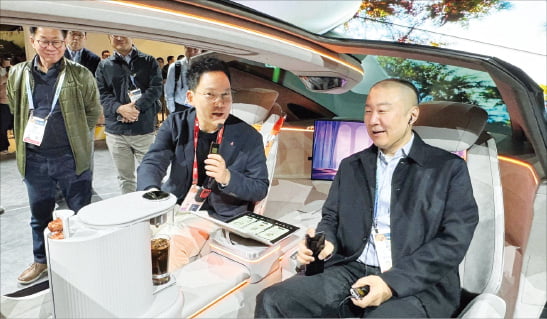 구자은 LS그룹 회장(맨 오른쪽)이 10일(현지시간) ‘CES 2024’ LG전자 부스에서 모빌리티 콘셉트카 ‘LG 알파블’에 대한 설명을 듣고 있다.  LS 제공 