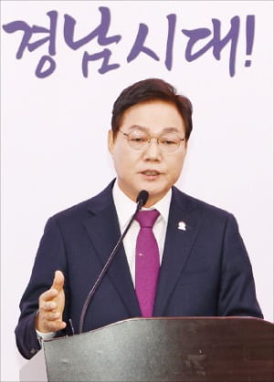 박완수 경남지사가 지난 9일 우주항공청 설치 및 운영에 관한 특별법의 국회 통과를 환영하는 성명을 발표하고 있다.  경상남도 제공 