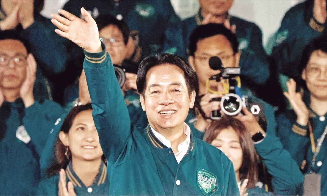 지난 13일 치러진 대만 총통선거에서 승리한 집권 민주진보당의 라이칭더 당선인이 선거 승리 축하 행사에서 지지자들에게 손을 흔들어 인사하고 있다. 사진=AP연합뉴스 