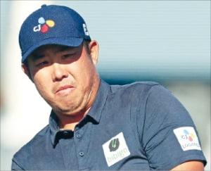 안병훈이 15일(한국시간) 열린 미국프로골프(PGA)투어 소니 오픈 최종라운드 18번홀에서 퍼팅하고 있다.  /AFP연합뉴스 