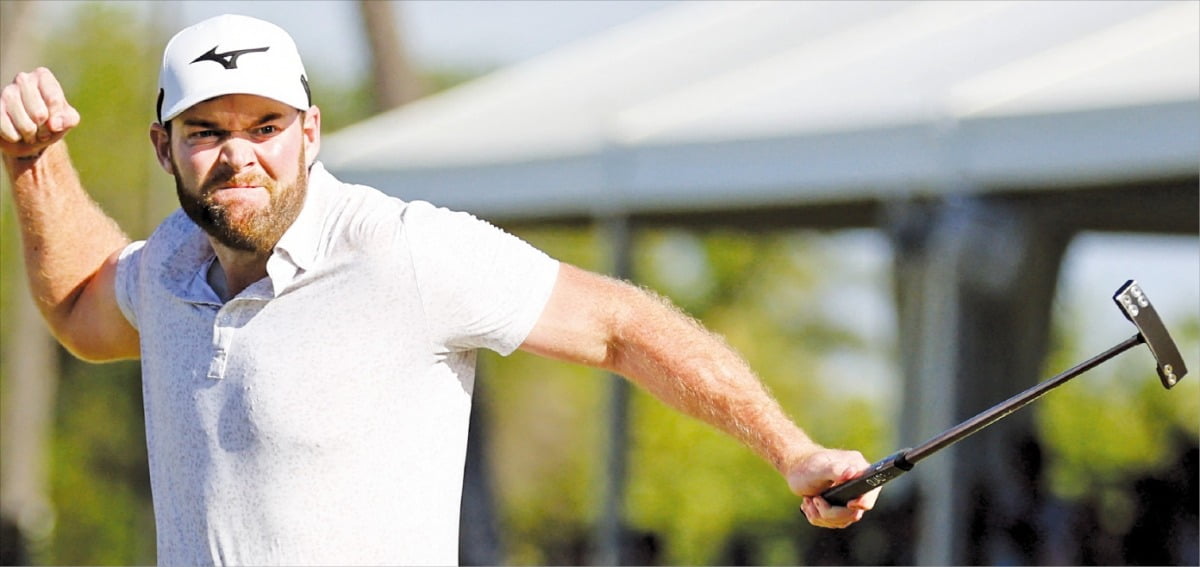 그레이슨 머리가 15일(한국시간) 열린 미국프로골프(PGA)투어 소니 오픈 최종라운드 연장전에서 우승을 결정하는 12m 버디 퍼트를 넣은 뒤 주먹을 불끈 쥐고 있다.  /AFP연합뉴스 