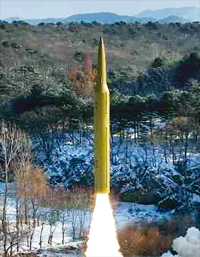 [포토] 北 "고체연료 극초음속 IRBM 발사 성공"