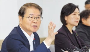 15일 민생 현장간담회에 참석한 이정식 고용부 장관(왼쪽)과 오영주 중기벤처부 장관.  /연합뉴스 