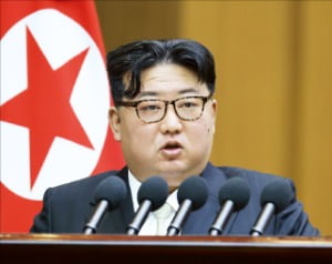 김정은 북한 국무위원장이 지난 15일 열린 최고인민회의에서 시정연설을 하고 있다.  /뉴스1 