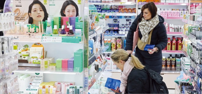 외국인 관광객들이 지난 15일 다이소 서울 명동역점에서 마스크팩 제품을 살펴보고 있다.  /강은구 기자 