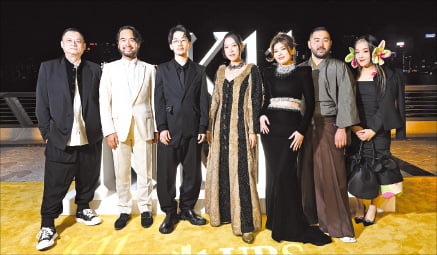 2021년부터 홍콩 K11뮤제아에서 열리고 있는 패션 행사 ‘K11 나이트’. 에이드리언 청(왼쪽 두 번째)이 2022년 K11 나이트에 참석한 셀럽들과 함께 레드카펫 행사에서 기념사진을 찍고 있다.  K11 제공 