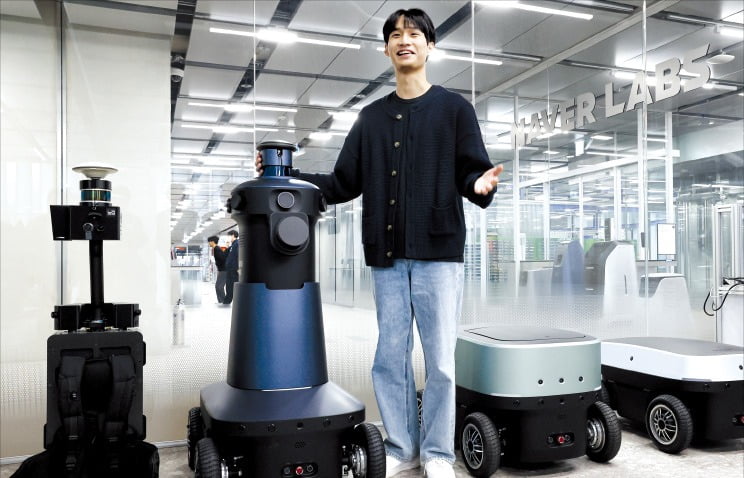 네이버랩스 연구원이 경기 성남시 네이버 사옥 내 네이버랩스 연구실에서 디지털 트윈 구축용 로봇들을 소개하고 있다.  /최혁 기자 