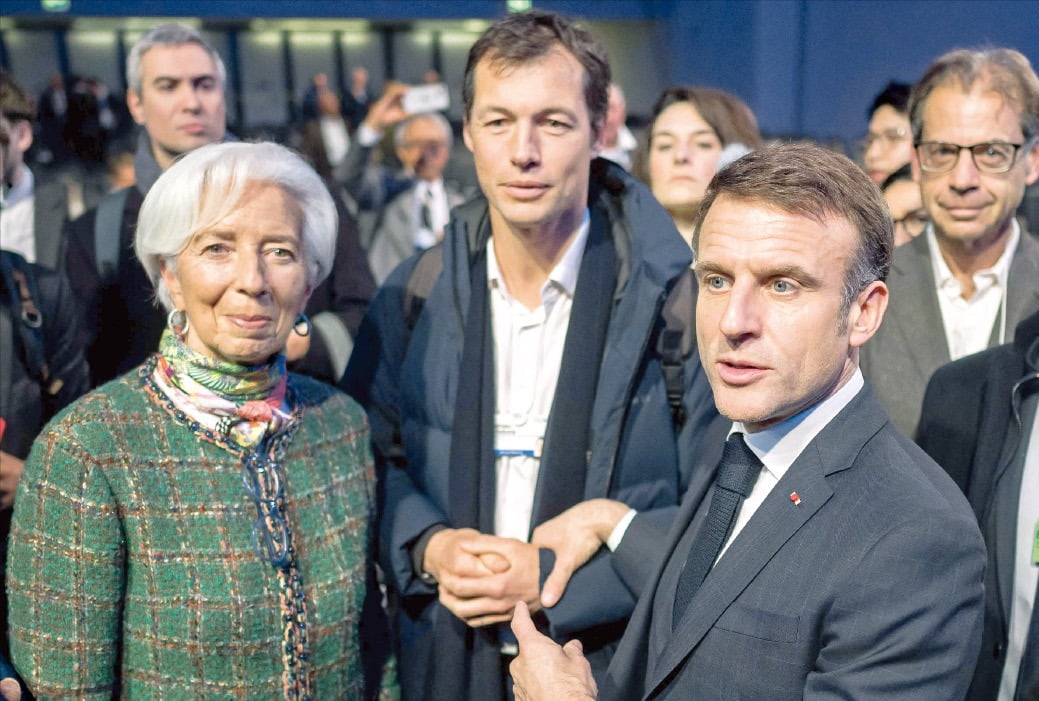 크리스틴 라가르드 유럽중앙은행(ECB) 총재(앞줄 왼쪽)가 17일(현지시간) 스위스 세계경제포럼(WEF·다보스포럼)에서 에마뉘엘 마크롱 프랑스 대통령(오른쪽)을 만나 대화하고 있다. 가운데는 프랑스 바이오메탄 생산업체인 와가에너지의 마티외 르페브르 최고경영자(CEO).  AFP연합뉴스 