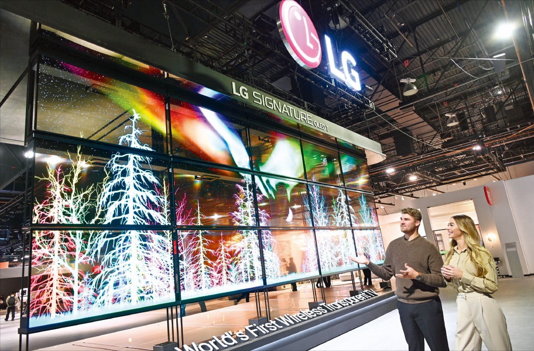 LG전자가 세계 최초로 개발한 투명·무선 올레드 TV ‘LG 시그니처 올레드 T’ 15대로 구성한 미디어 아트를 ‘CES 2024’ 부스에 설치해 놓은 모습.
  LG전자 제공
 