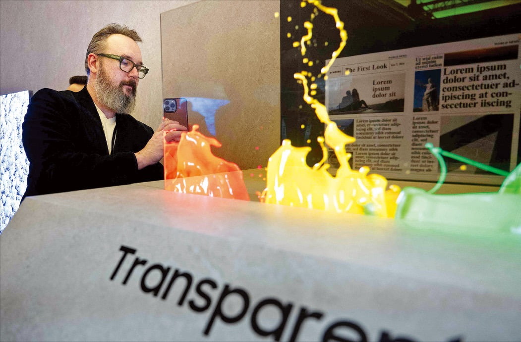 삼성전자가 ‘CES 2024’ 기간 중 미국 라스베이거스 시저스팰리스호텔에 마련된 전시 부스에서 세계 최초로 투명 마이크로 LED(발광다이오드)를 공개했다.  뉴스1
 