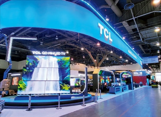 ‘CES 2024’ 기간 미국 라스베이거스컨벤션센터(LVCC)에 전시된 중국 가전업체 TCL의 ‘QD(퀀텀닷) 미니 LED TV’. 연합뉴스 