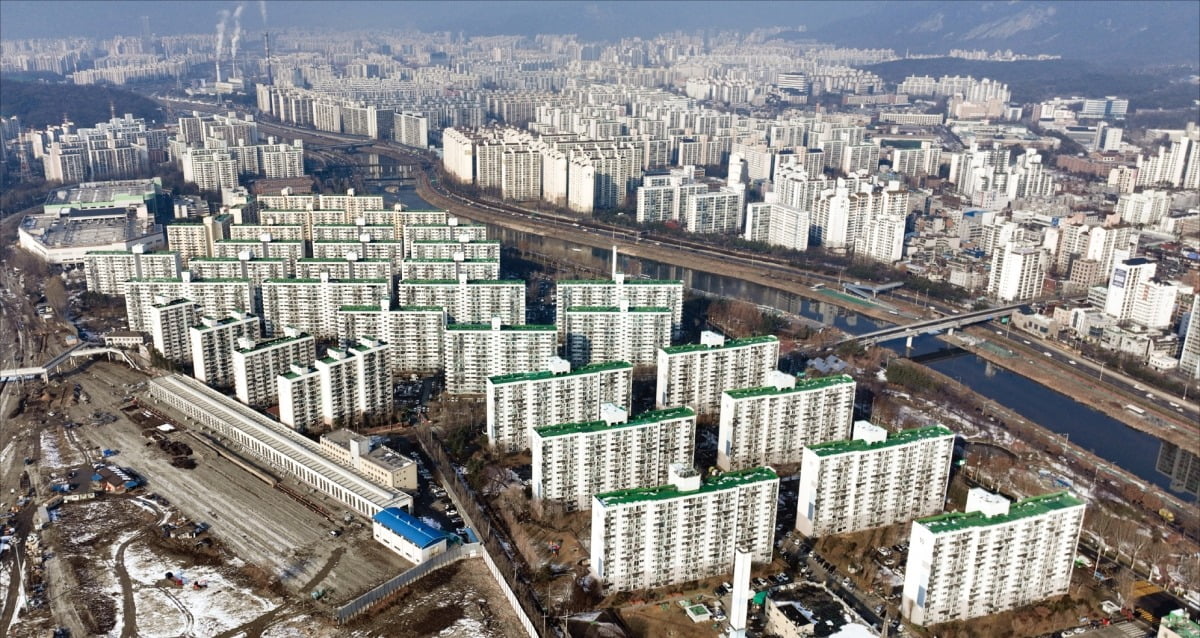 정부가 발표한 ‘1·10 부동산 대책’으로 재온라인 카지노 사이트·재건축 문턱이 대폭 낮아진다. 재건축의 ‘대못’으로 꼽히는 안전진단 시점을 뒤로 미루고, 각종 인허가 절차를 동시에 진행할 수 있도록 할 계획이다. 재건축을 추진 중인 서울 노원구 월계동 미성·미륭·삼호 아파트.    최혁 기자 