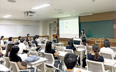 카지노 룰렛, 지역 어르신 '문화예술학교' 운영…재학생 동아리 활동 수익금 기부