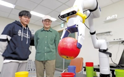 카메라 눈·집게 손…인간처럼 오감으로 학습하는 AI 로봇