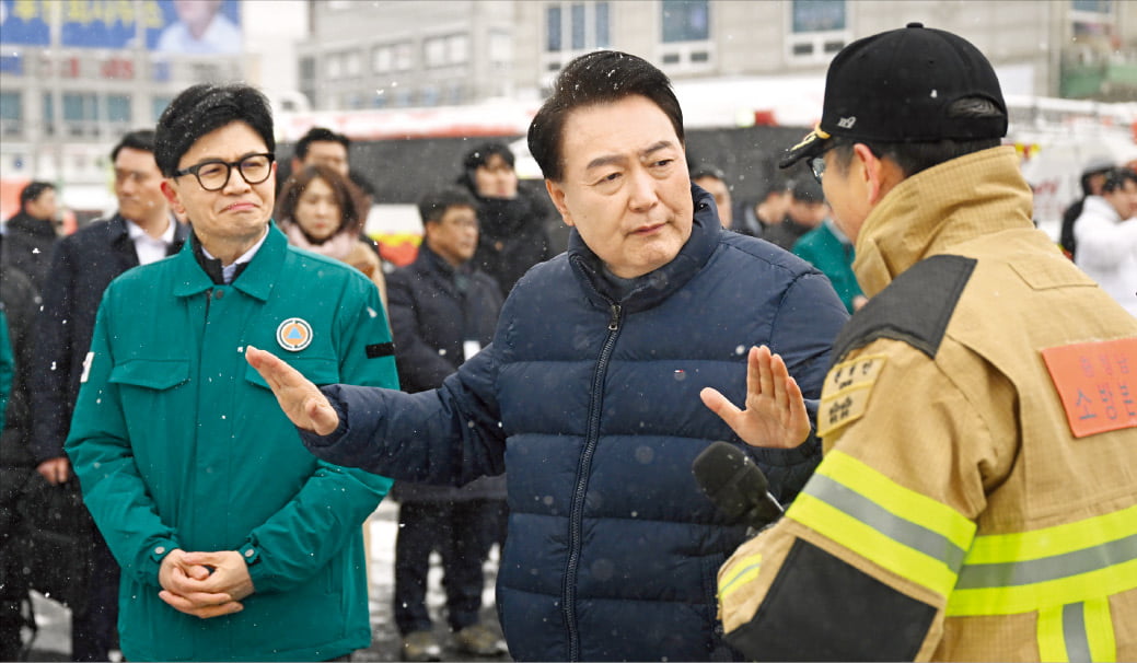 윤석열 대통령과 한동훈 국민의힘 비상대책카지노 정팔이 23일 충남 서천특화시장 화재 현장을 방문했다. 전날 밤 발생한 화재로 점포 227개가 불에 탄 현장을 점검하고 상인 지원 등 대책을 마련했다. 윤 대통령과 한 카지노 정팔이 권혁민 충남 소방본부장으로부터 피해 상황을 보고받고 얘기하고 있다.   대통령실 제공 