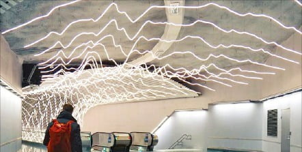 < 심장박동 표현한 조명 >  오덴프란역 내 설치된 백색 조명. 아기의 심장박동에서 영감을 받은 ‘생명의 선’이 지루한 지하철 이동 통로를 밝게 비춘다. VisitStockholm 제공 