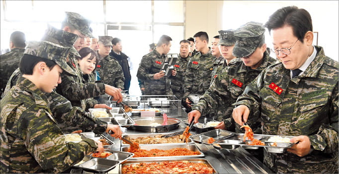 이재명, 해병대 장병들과 식사   이재명 더불어민주당 대표(오른쪽)가 24일 경기 김포 해병2사단 내 병영식당에서 식판에 음식을 담고 있다.  국회사진기자단 