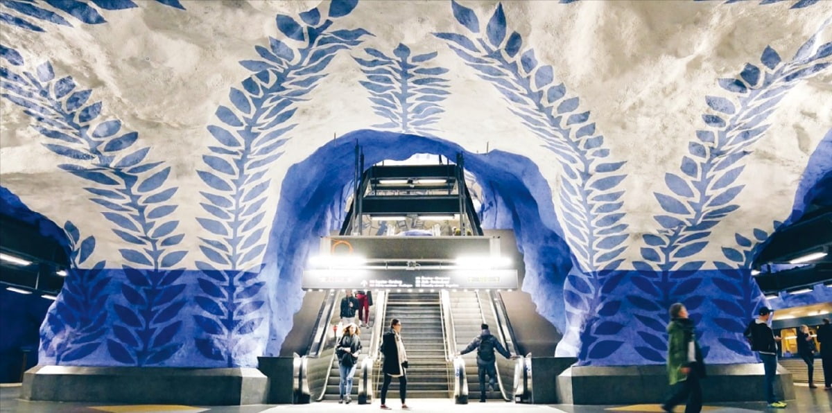 < 암석 위에 그린 넝쿨 > 스웨덴 스톡홀름의 지하철역은 1953년부터 250여 명의 예술가가 참여해 일상 속의 미술관으로 재탄생했다. 이 프로젝트가 처음 실현된 T-센트랄렌역엔 푸른색의 거대한 넝쿨 식물이 벽을 타고 뻗어가는 벽화가 그려져 있다. 