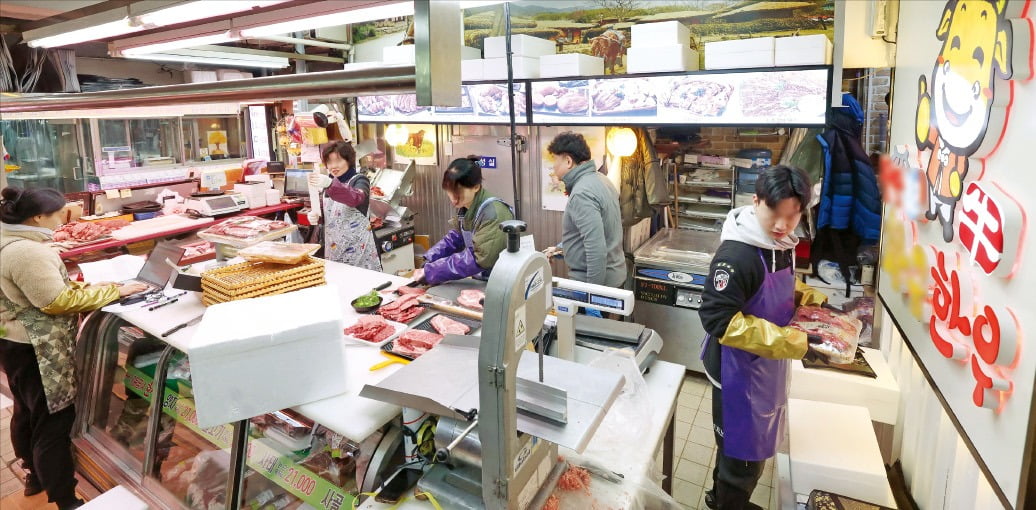 서울 마장동 축산시장에 있는 한 육가공업체에서 직원들이 고기 분류 작업을 하고 있다. 축산시장에 있는 상당수 육가공업체는 상시 근로자가 5명이 넘어 당장 27일부터 중대재해처벌법을 적용받게 된다.   /김범준 기자 